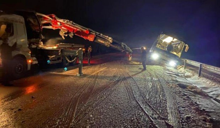 Yolcu otobüsü refüje girdi, 40 yolcu ölümden döndü