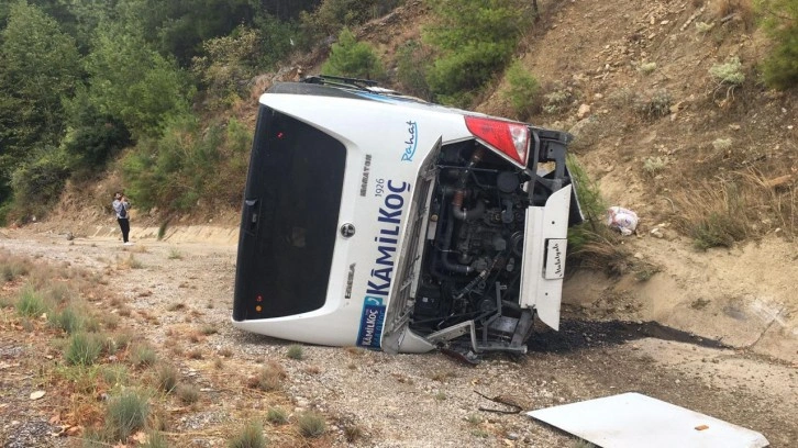 Yolcu otobüsü şarampole devrildi