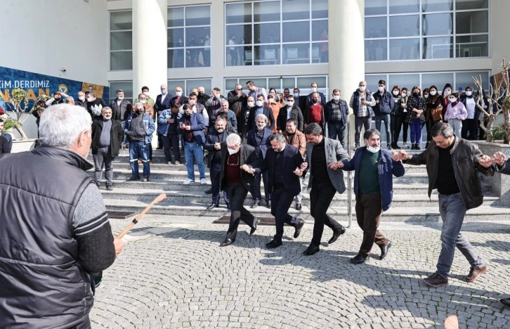 Yüreğir Belediyesi'nde işçiler bayram ediyor! Aldıkları zammı halay çekerek kutladılar