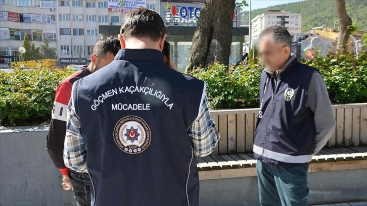 Yurt genelindeki operasyonlarda 52 göçmen kaçakçısı tutuklandı