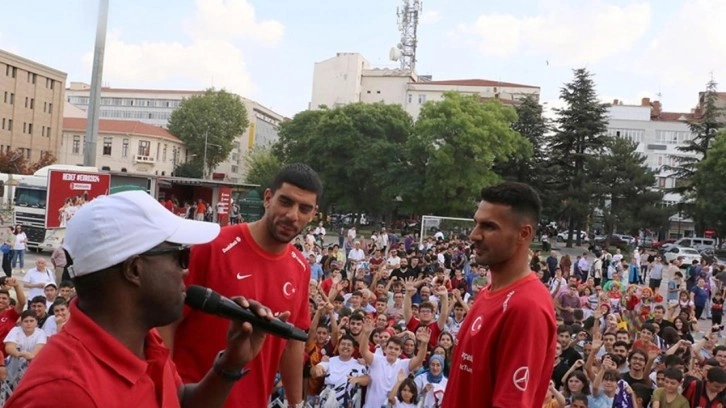 Zeki Çelik ve Cenk Özkaçar, Ermenistan maçı için skor tahmini