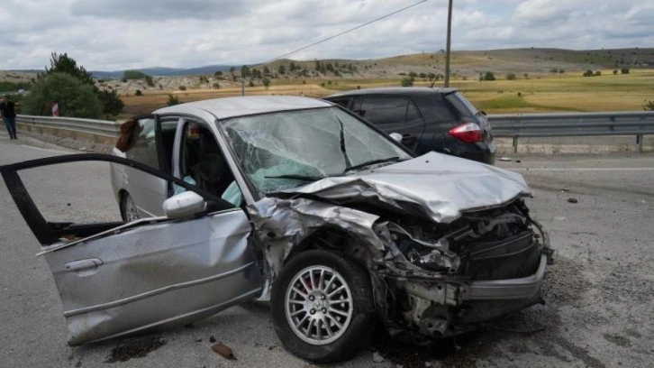 Zincirleme trafik kazası: 1'i ağır, 2'si çocuk 12 yaralı