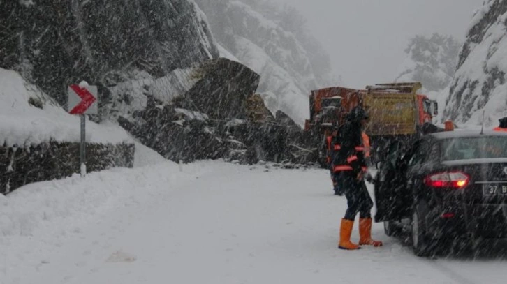 Zonguldak-İstanbul yolu heyelan nedeniyle ulaşıma kapandı! Araçlar alternatif yollara yönlendirildi