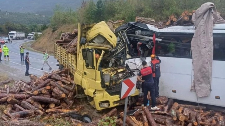 Zonguldak'ta yolcu otobüsü kamyonla çarpıştı! Ölüler ve yaralılar var!