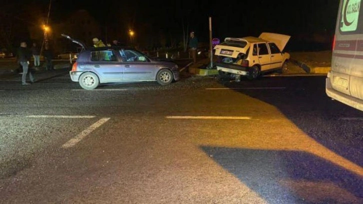 Zonguldak'ta kavşakta çarpışan iki otomobilde 2'si ağır 3 kişi yaralandı