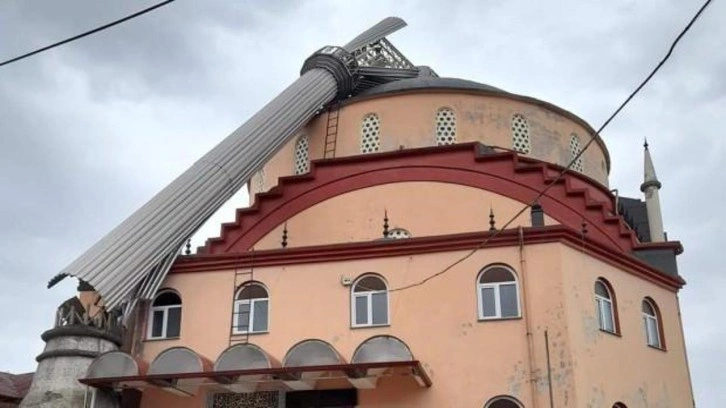 Zonguldak’ta şiddetli rüzgardan caminin minaresi devrildi