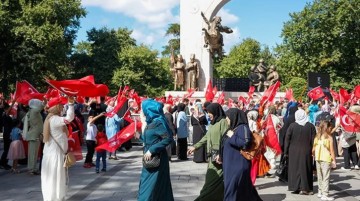 15 Temmuz darbe girişiminin yıl dönümünde kalabalıklar Saraçhane Meydanı'na yürüdü