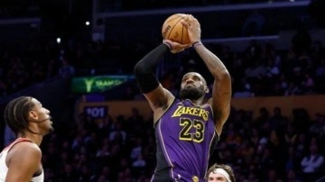 40'lık delikanlı LeBron James tarihe yine not düştü