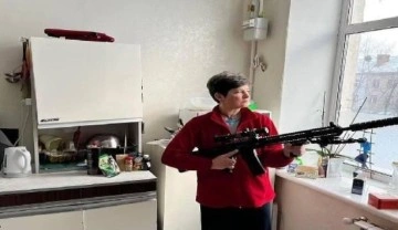 52 yaşındaki Ukraynalı kadın, Rus işgali tehlikesine karşı silahlandı
