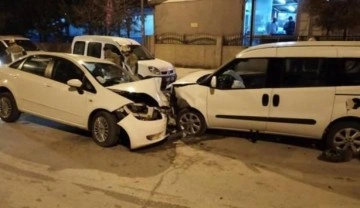 Acil Servis önünde iki araç kafa kafaya çarpıştı: 6 yaralı