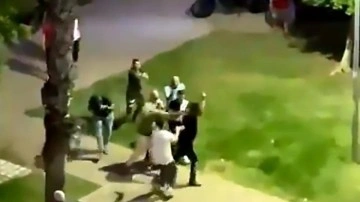 Adana'da ‘gürültü’ ihbarına giden polis ekibine taş ve banklı saldırı