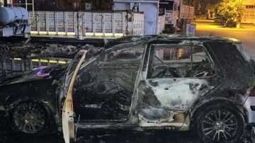 Adana'da park halindeki otomobil yandı