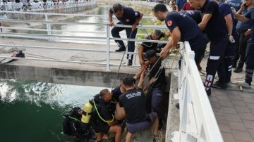 Adana'da sulama kanalında boğulan gencin çıkartılmasını böyle izlediler