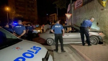 Adana'da polisten kaçmaya çalışan şüphelilerin otomobili duvara çarptı