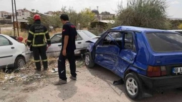 Aday sürücü park halindeki 3 araca çarptı: Hastaneye kaldırıldı!