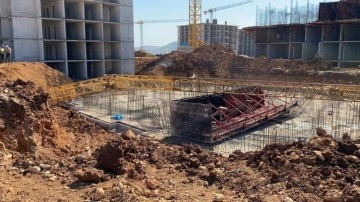 Adıyaman’da kule vinç devrildi: 2 yaralı