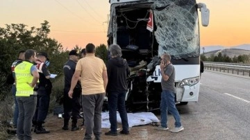 Afyonkarahisar'da feci kaza: Yolcu otobüsü kamyona arkadan çarptı!