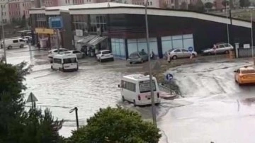 Afyonkarahisar&rsquo;da sağanak yağmur yolları göle çevirdi