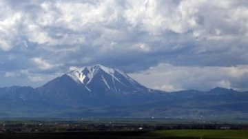 Ağrı ve Kars'ın yüksek kesimleri beyaza büründü