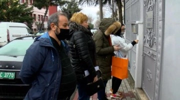 Ailelerini kurtarmak isteyen Ukraynalılar İstanbul-Ukrayna Başkonsolosluğu'na koştu