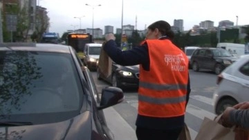 AK Partili milletvekili adayı Bağcılar’da trafikte vatandaşlara iftarlık dağıttı