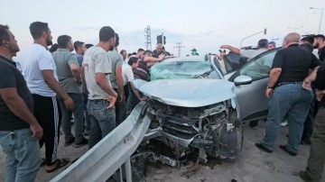 Aksaray'da feci kaza: Otomobil bariyerlere ok gibi saplandı