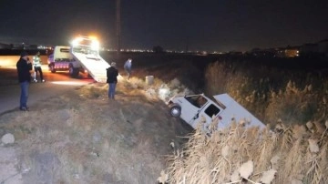 Aksaray'da otomobilin çarptığı kamyonet sulama kanalına düştü: 4 yaralı