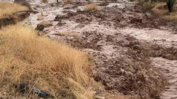 Aksaray'da sağanakta dereler taştı; o anlar kamerada