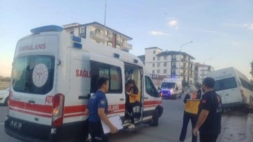 Aksaray'da tarım işçilerinin taşındığı minibüs ile otomobil çarpıştı: 7 yaralı