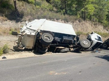 Alanya’da çöp kamyonu devrildi: 1 ölü, 2 yaralı