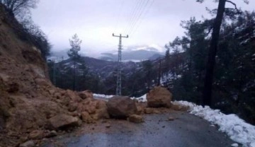 Alanya'da heyelan; kaya parçaları yolu kapattı