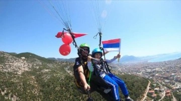 Alanya'da Rus ve Ukraynalı çocuklar gökyüzünde barış mesajı verdi