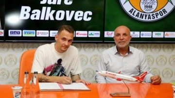 Alanyaspor iki futbolcuyu renklerine bağladı