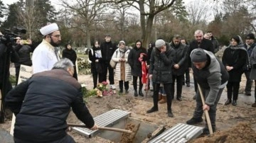 Almanya'da cenazesi yanlışlıkla yakılan Abdulkadir Sargın'ın külleri toprağa verildi