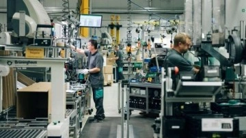 Almanya'da fabrika siparişleri düşüş beklenirken arttı