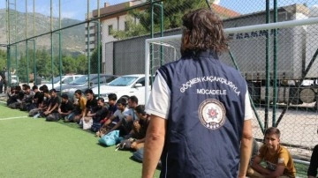 Alüminyum taşıyan tırın dorsesinde 23 düzensiz göçmen yakalandı