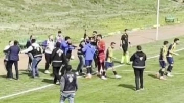 Amatör maçta futbolcular basın mensuplarına saldırdı