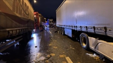 Anadolu Otoyolu'nun Kocaeli kesiminde zincirleme kaza nedeniyle kapanan yol yeniden ulaşıma kapandı: