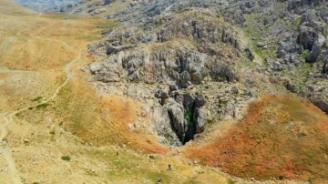 Anamur'da mağarada mide kanaması geçiren ABD'li, 1000 metre derinlikte mahsur kaldı