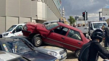 Ankara’da ilginç kaza! Çarptığı otomobilin üstünde asılı kaldı