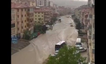 Ankara yine sele teslim! Aniden bastıran şiddetli yağış sonrası gelen görüntüler korkunç - Haberler