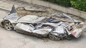 Ankara’da istinat duvarının altında kalan otomobil pestil oldu