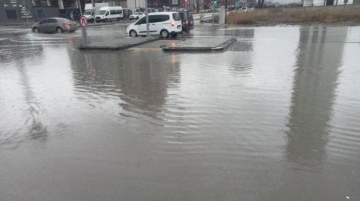 Ankara'da şiddetli yağış hayatı olumsuz etkiledi! Yollar dereye döndü