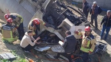 Ankara'da yem yüklü kamyon menfeze devrildi: 1 ölü