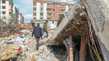 Anne babasını kurtarmak için girdiği bina yıkılınca kendi de enkazda kaldı