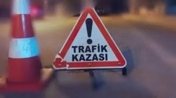 Antalya'da feci kaza: Tıra çarpan otomobildeki 1 kişi öldü