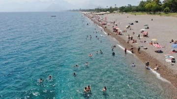 Antalya'da nem yüzde 80'i buldu, sahiller doldu