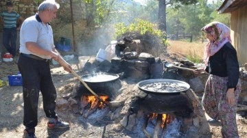 Antalya'da pekmez kazanları kaynamaya başladı