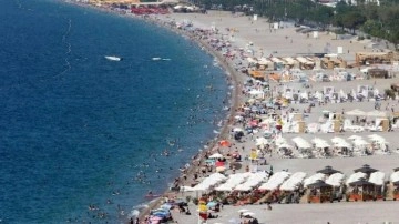 Antalya sahillerinde bayram kalabalığı