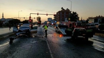 Antalya'da 2 otomobil çarpıştı: Baba öldü, polis memuru oğlu yaralandı